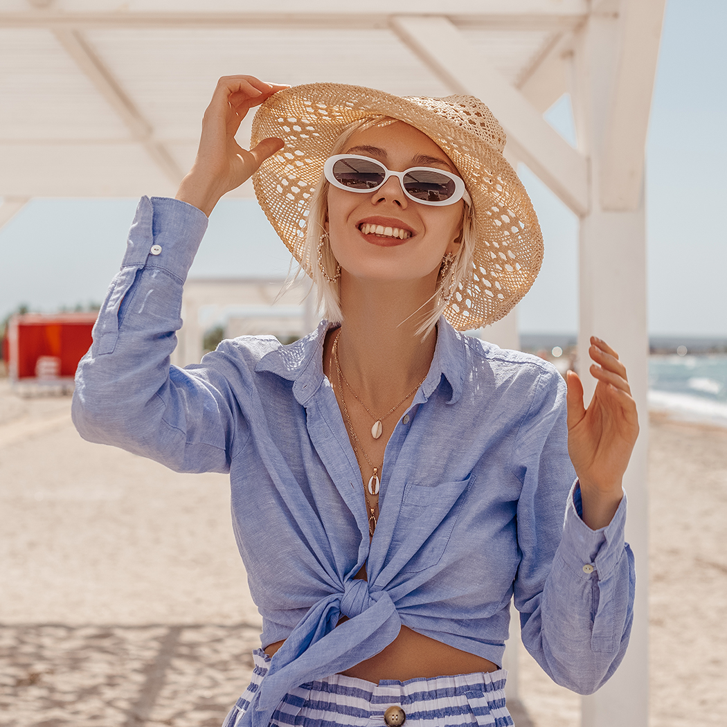 Lniana koszula to hit lata. Zobacz modne stylizacje, dzięki którym zniesiesz największe upały